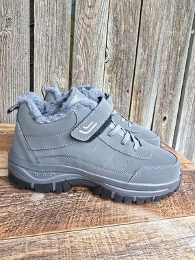 Kids Gray Faux Fur Lined Outdoor Boots Size 9.5